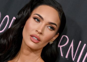Megan Fox je trudna: Pokazala trudnički trbuh, pozirala gola…