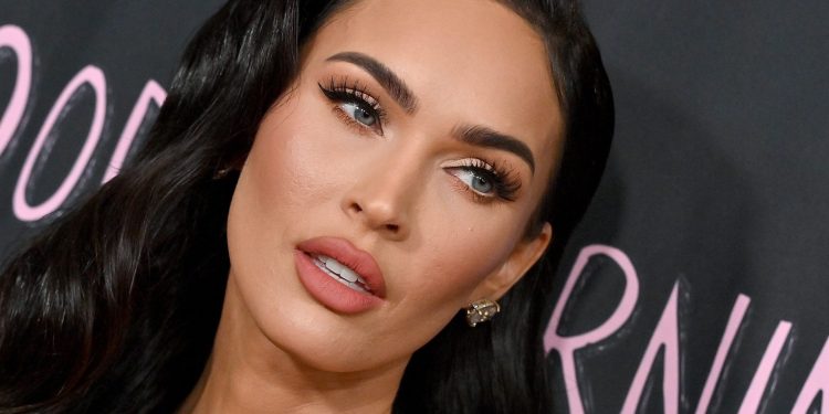 Megan Fox je trudna: Pokazala trudnički trbuh, pozirala gola…