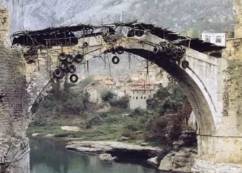 Na današnji dan prije 31 godinu srušen je Stari most, simbol Mostara