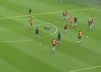 Neobična situacija na treningu Fenerbahčea, igrač u duelu pokosio Mourinha