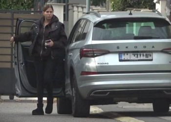 Ovako izgleda neeksponirana kćerka Zdravka Čolića: Vozila tatu po gradu, uhvaćena bez šminke