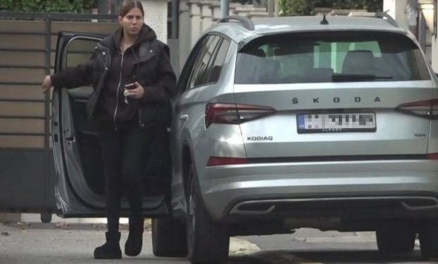 Ovako izgleda neeksponirana kćerka Zdravka Čolića: Vozila tatu po gradu, uhvaćena bez šminke