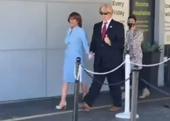 Par na glasanje došao obučen kao Donald i Melanija Trump