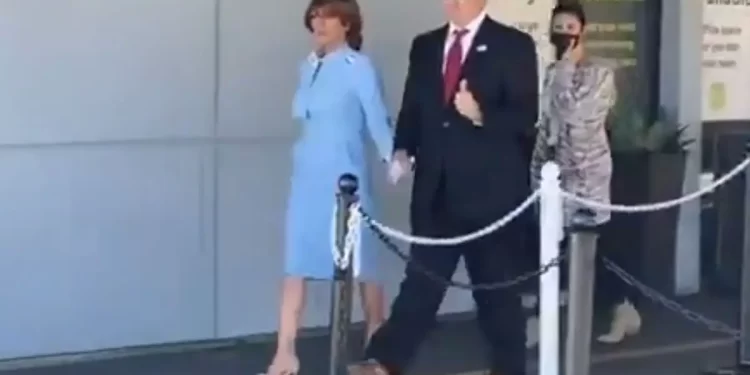 Par na glasanje došao obučen kao Donald i Melanija Trump
