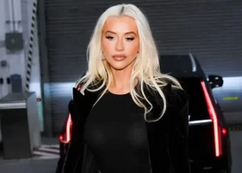 Popularna pjevačica na otvaranje poznate trgovine stigla u zlatnim gaćicama