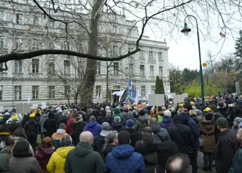 Protesti ispred Vlade KS: Sedam sindikata traže povećanja plaća, nezadovoljni odnosom vlasti