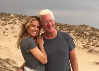 Richard Gere se našalio da supruga nije imala pojma ko je on na prvom sastanku: ‘Mislila je da sam Clooney’