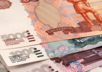 Ruska rublja pala na najniži nivo u odnosu na dolar od marta 2022. Stručnjaci kažu da će se pad nastaviti