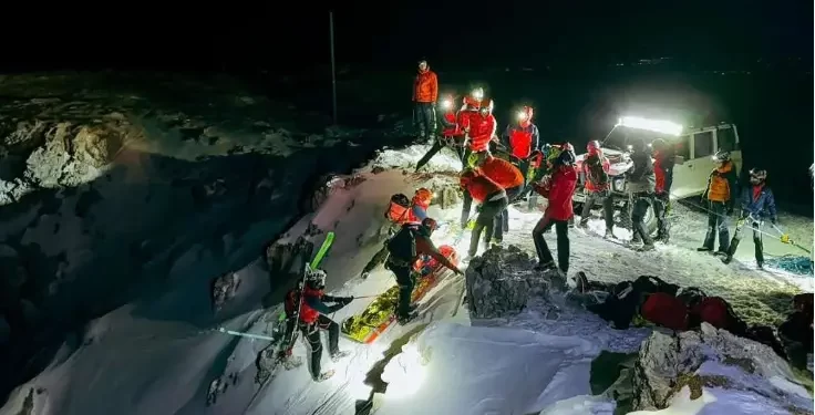 S Čvrsnice evakuiran povrijeđeni skijaš, dva spasioca spustila se 450 metara po ledenoj površini do unesrećenog