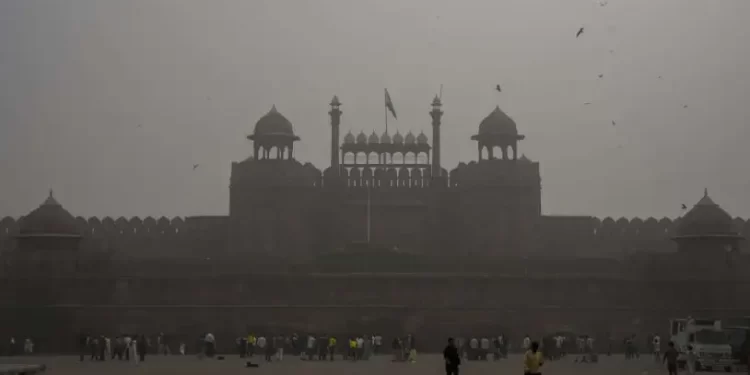 Stanovnici New Delhija guše se u toksičnom smogu, zagađenje zraka veće 50 puta od preporučenog maksimuma