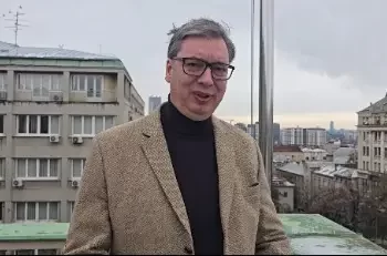 Vučić izašao na terasu Predsjedništva Srbije i održao jedan od najčudnijih govora
