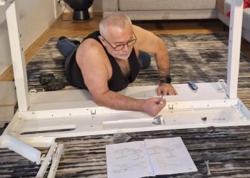 Zoran Šprajc na podu u potkošulji: Dasku stola sam montirao naopako