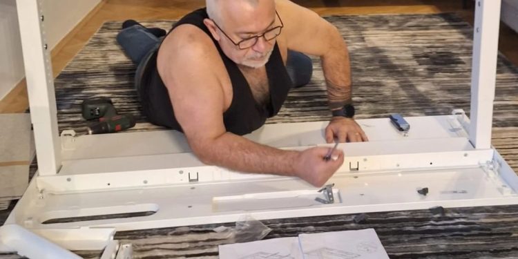 Zoran Šprajc na podu u potkošulji: Dasku stola sam montirao naopako