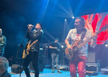 ‘Niste sami’ u Zenici: Plavi orkestar otvorio humanitarni spektakl, publika u delirijumu