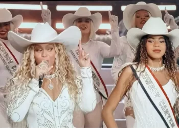 Beyonce nastupila sa kćerkom na božićnoj NFL utakmici. Obje nosile country modne kombinacije