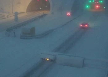 Crveni meteoalarm u Hrvatskoj, snijeg zatrpao autoput do Rijeke