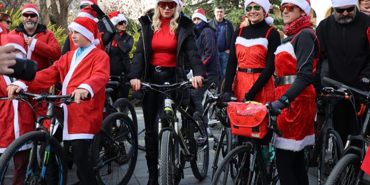 Djed Mrazevi na biciklima defilirali kroz Mostar i djeci dijelili slatkiše i poklone