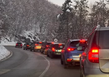 FOTO Velika gužva na prema Bjelašnici iz Sarajeva, formirala se dugačka kolona zbog udesa