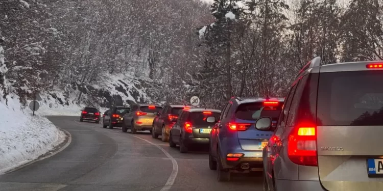 FOTO Velika gužva na prema Bjelašnici iz Sarajeva, formirala se dugačka kolona zbog udesa
