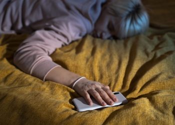 Je li spavanje s mobitelom pored kreveta štetno za zdravlje?