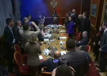 Ludnica u sali: Na sjednici Skupštine Crne Gore bačena dimna bomba
