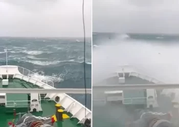 Nadrealne scene u Splitu: Oluja je bila toliko jaka da se ‘more diglo do neba’. Ali, Marko Polo je nakon 6 sati borbe pobijedio