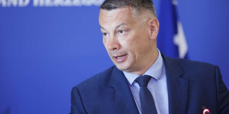 Nešić tvrdi da se “RS brani u Sarajevu”. Objasnio i zašto