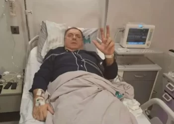 Oglasio se Dodik nakon operacije. Iz bolničkog kreveta digao tri prsta
