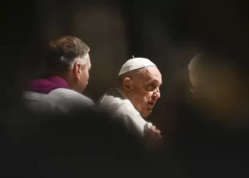 Papa Franjo u Vatikanu pred hiljadama vjernika predvodio misu na Badnje veče