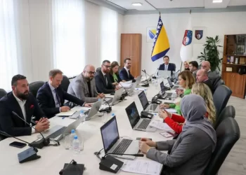 Situacija u Vladi KS postaje sve kompliciranija. Partneri se svađaju, razmišlja se o zamjeni uhapšenog Bošnjaka – ali dva su velika problema