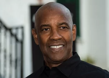 Slavni glumac krstio se sa 69 godina: “Nije me briga ko šta misli”