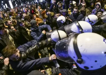 ‘Pendrecima na studente’: Pogledajte kako je izgledala intervencija policije ispred Predsjedništva Srbije