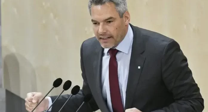 Bura zahvatila Austriju: Nakon što je kancelar podnio ostvaku, sprema se nekoliko scenarija