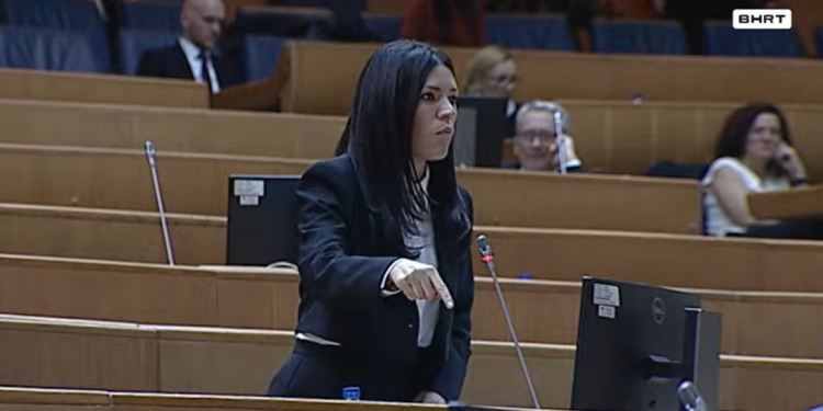 Burno na hitnoj sjednici: Nervoza u SNSD-u, Vulić ponovo spominje ambasade, zaboravila Bidenovo ime