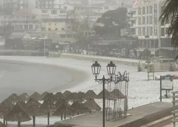 Crna Gora na udaru oluje: Upaljeni meteoalarmi, nestvarni prizori u Ulcinju. Snijeg na plaži, puše orkanski vjetar, a najgore se tek očekuje