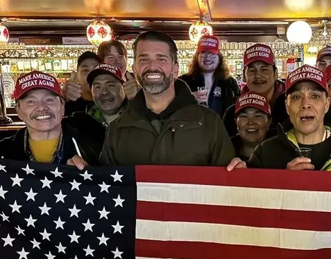 Danski mediji tvrde: Trumpov sin plaćao ručkove beskućnicima na Grenlandu da mu glume pristaše