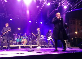 Energičan nastup Prljavog kazališta na trgu ispred Vijećnice