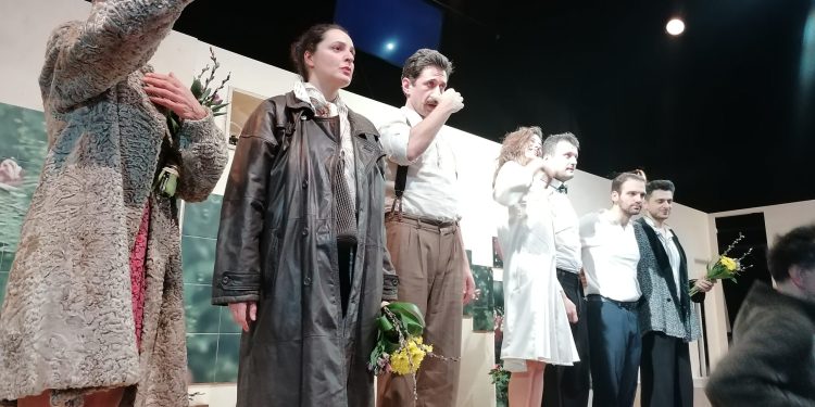 FOTO Raport na premijeri: Izvedena predstava ‘Svijet i sve u njemu’, ovacije za Aleksandra Hemona i glumačku ekipu