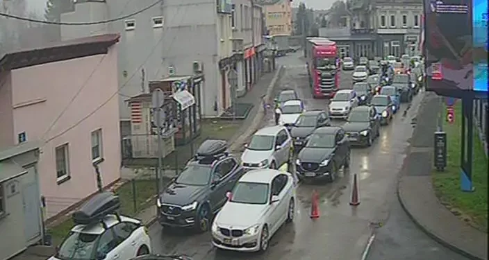 Haos na izlazu: Kilometarske kolone na granicama BiH prema Hrvatskoj