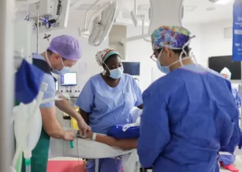 Hirurzi u Velikoj Britaniji ispisali historiju uklanjanjem tumora kroz oko