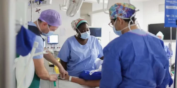 Hirurzi u Velikoj Britaniji ispisali historiju uklanjanjem tumora kroz oko