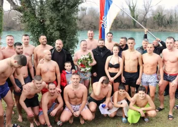 Mostarci obilježili Bogojavljenje plivanjem za Časni krst u Neretvi