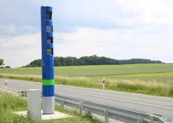 Naglo koče da ne dobiju kaznu: Plavi stubovi zbunjuju vozače na njemačkim cestama