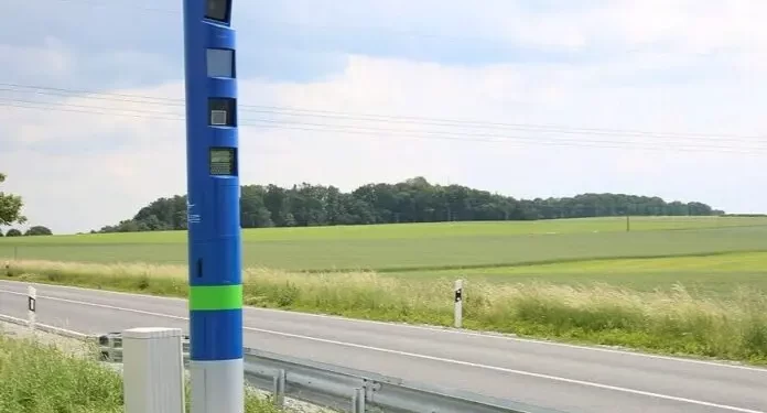 Naglo koče da ne dobiju kaznu: Plavi stubovi zbunjuju vozače na njemačkim cestama