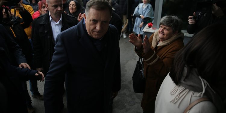 Nastavlja se suđenje Dodiku, on tvrdi da proces mora krenuti ispočetka