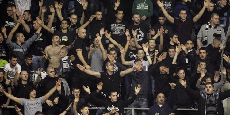 Navijači Partizana vrijeđali Vučića u Zagrebu, dobili pljesak navijača Cibone