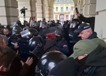 Novi Sad na ivici potpunog haosa: Razbijeni prozori, hapšenja, policijska brutalnost, protesti eskaliraju
