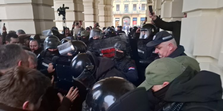 Novi Sad na ivici potpunog haosa: Razbijeni prozori, hapšenja, policijska brutalnost, protesti eskaliraju