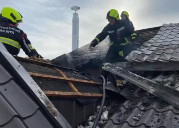 Požar na krovu kuće u Banjaluci: Vatrogasci spriječili veće štete