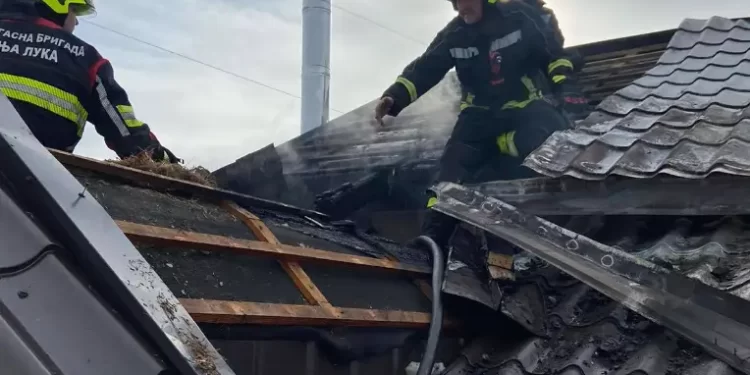 Požar na krovu kuće u Banjaluci: Vatrogasci spriječili veće štete